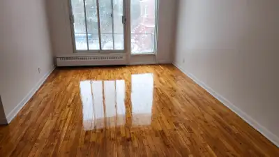 3½ - Grande- Chauffage et Eau Chaude Inclus. Rénové et Libre 1 Grande chambre fermée Grand salon ave...