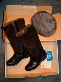 Boxed Pajar Sheep Skin Boots and Beret Bottes en peau de mouton