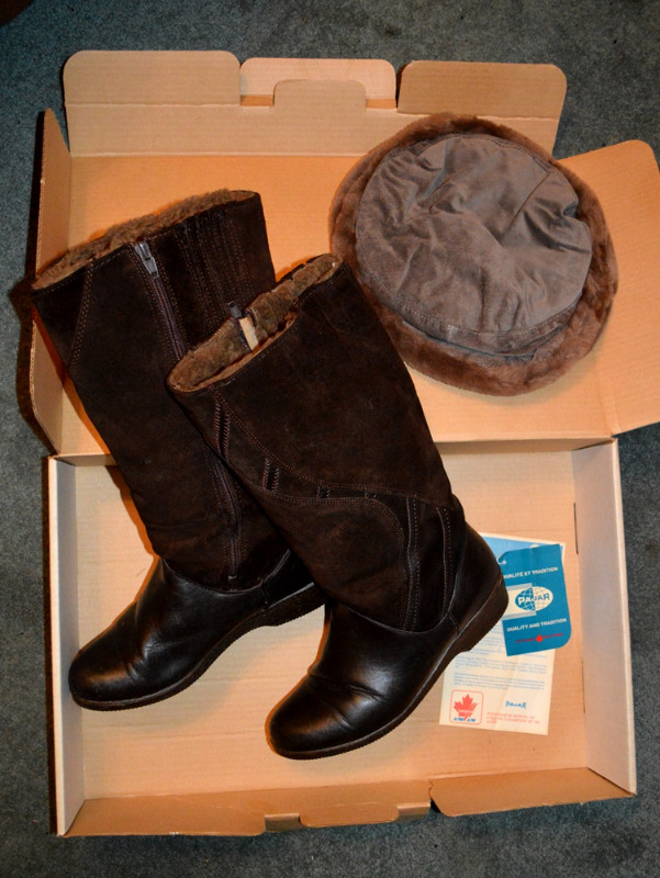 Boxed Pajar Sheep Skin Boots and Beret Bottes en peau de mouton dans Femmes - Chaussures  à Ville de Montréal