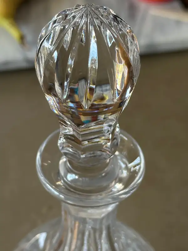 Elegant Vintage Cut Crystal Decanter - Pinwheel Star Pattern in Kitchen & Dining Wares in City of Montréal - Image 11