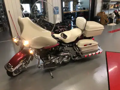 Superbe Harley-Davidson FLH 1200 Shovelhead 1976, entièrement restaurée de A à Z à partir du frame....