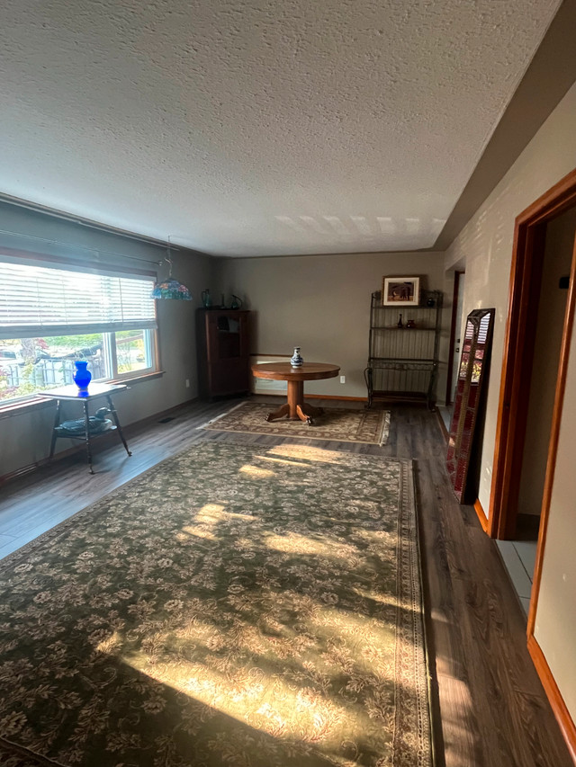 2 Bedroom Apartment 2 Free Parking  Avail Now Main Floor Triplex in Long Term Rentals in Kitchener / Waterloo