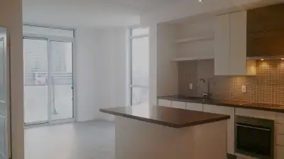 Corner Unit @ Lakeshore & Parklawn, Annie Craig. 2+Den, 1Bth