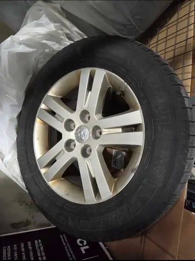 225 65 17 Cravan like new tiers on rims 5x127 Winter tiers