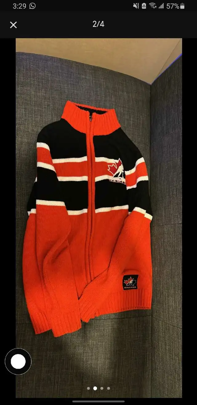 team canada hockey sweater size small  in Hockey in Markham / York Region - Image 3