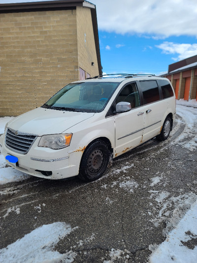 USED 2008 Chrysler Town Country