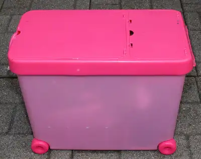 Coffre de rangement pour poupées barbie, bratz et monster high. comprend 14 poupées en tout, barbie,...