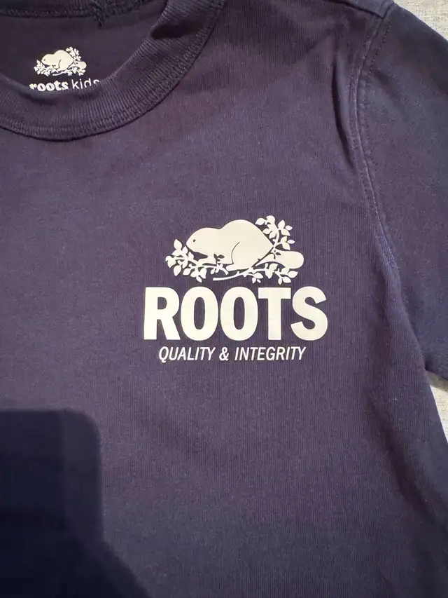 Roots boys small navy blue illusion tee LS with black sleeves in Kids & Youth in Windsor Region - Image 4