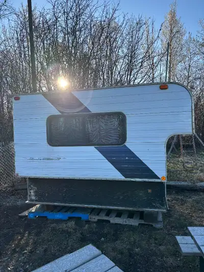 dry and clean no leaks 900lbs 8ft camper
