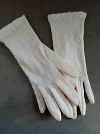 Vintage Ladies Beaded Ivory Gloves