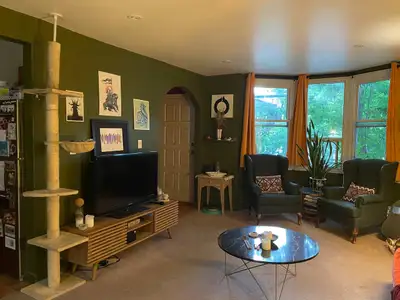 SUBLET: 1-bdrm Apartment in Wallace-Emerson