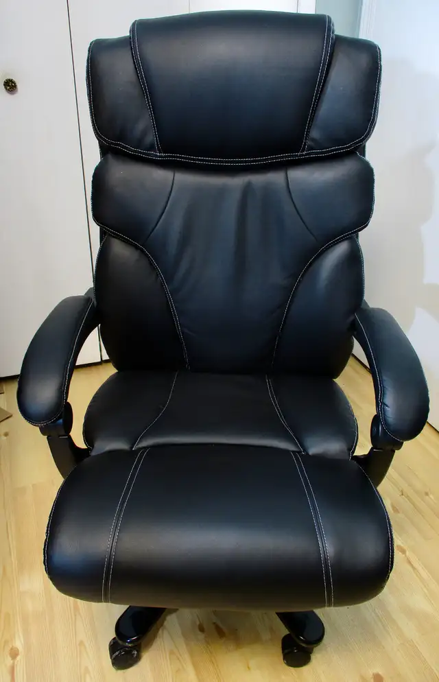 NEW Leather Office Chair, holds 400lbs, Reclines with Footrest in Chairs & Recliners in Kelowna - Image 3