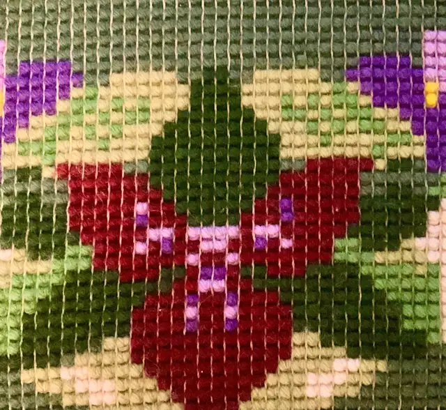 Vintage 1970 Magnifique tapis fabriqué à la main Motifs fleuris in Arts & Collectibles in Lévis - Image 9