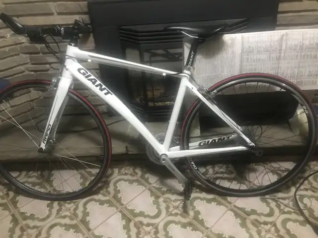 Giant road bike in Road in City of Toronto - Image 2