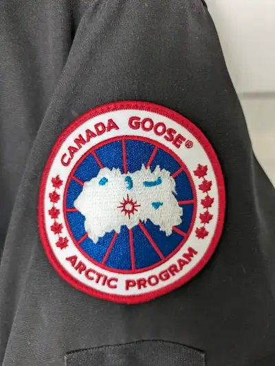 Canada Goose manteau - full length parka . Taille "M". Je porte typiquement du "L" et ça fait pour m...