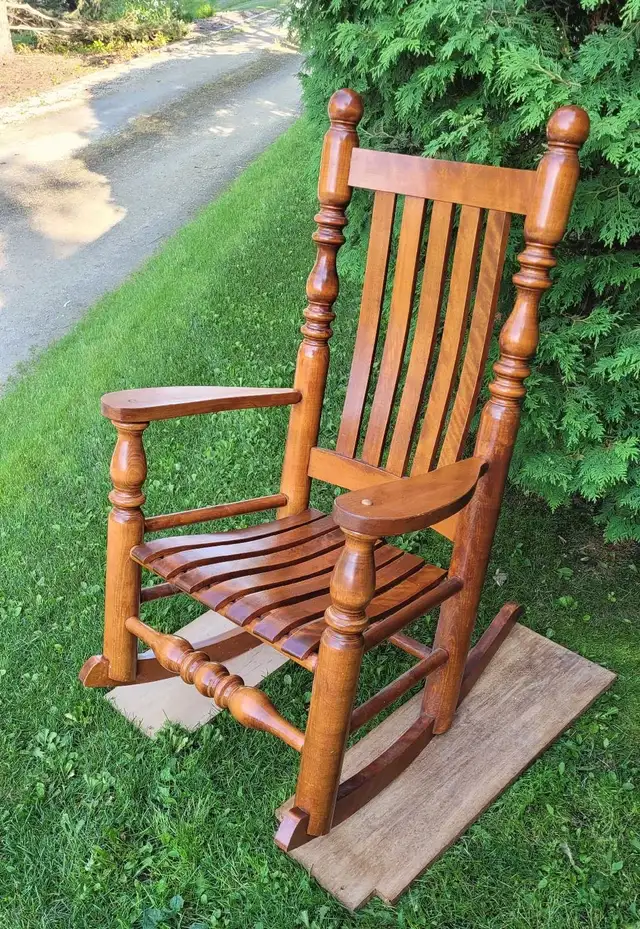 Wood Slat Rocking Chair in Chairs & Recliners in Winnipeg - Image 3
