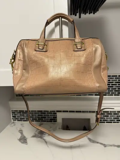 Includes removable Shoulder strap and hang tag Very Good Condition, the gold does have some tarnishi...