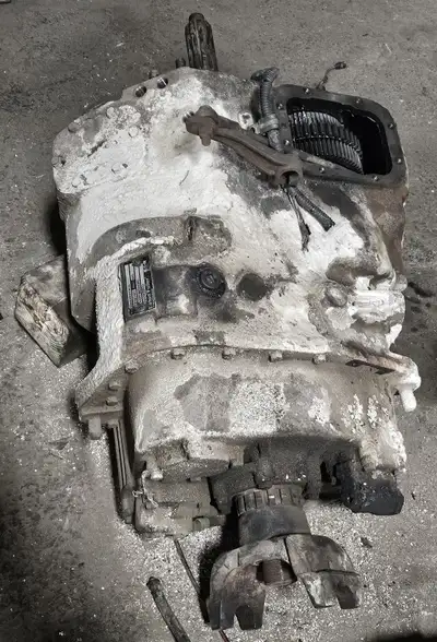 Used 18 Speed Eaton transmission RTLOF-16918B, needs to be rebuilt in the front back end is good $15...