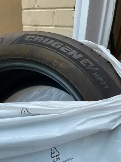 Kumho Crugen EV HP 71 tires taken off Kia EV9 at 2,400 km. Stored indoors. Size: 275/50 R20 DOT manu...