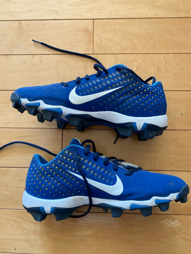 New Nike soccer shoes size 8 in Men's Shoes in Thunder Bay