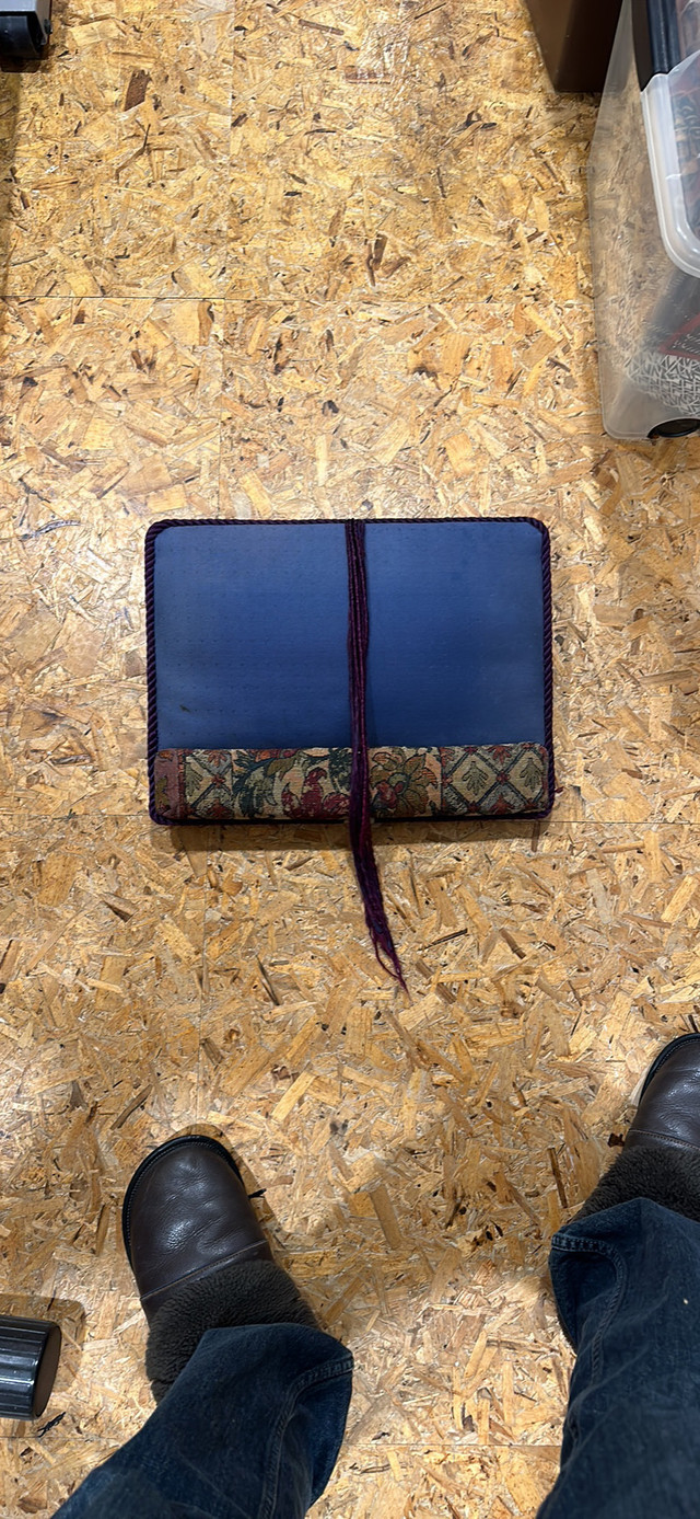 Padded Stand For Book, Tablet, Ipad in iPad & Tablet Accessories in Ottawa - Image 2