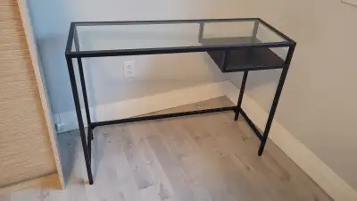 Modèle VIITSJÖ / IKEA Table structure métallique , couleur noire, et plateau en verre. Très solide....