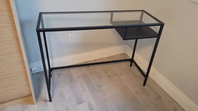 Table en verre / Glass table in Desks in Longueuil / South Shore - Image 2