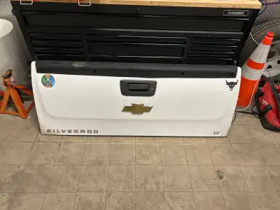 Tailgate camion était sur un Chevrolet silverado 1500 2008 marche super bien 2 mini poke pas de roui...