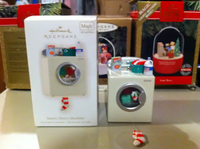 Hallmark - New 2009 Magic "Santa's Merry Machine" Ornament in Arts & Collectibles in Ottawa - Image 2