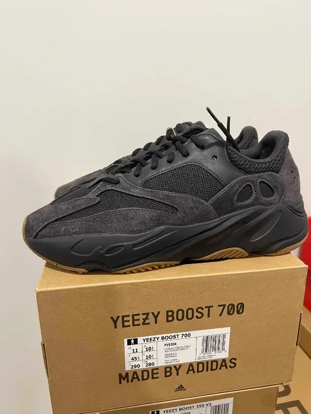 Adidas Yeezy 700 Utility BlackSize 11 US