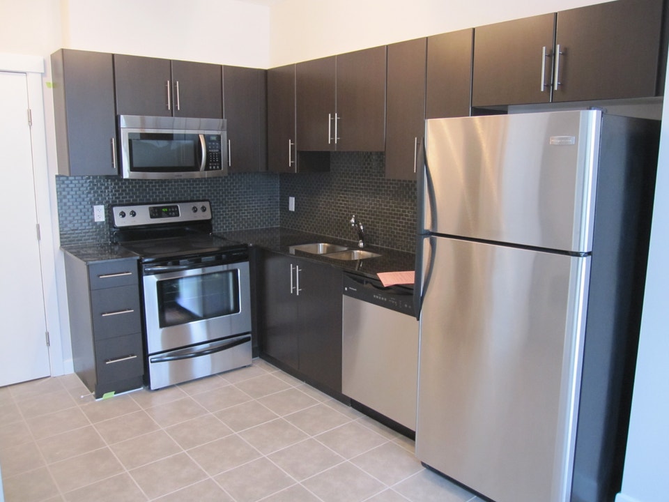 LUXURY DOWNTOWN RIVERFRONT CONDO (1 Bedroom) - GREAT LOCATION & 4