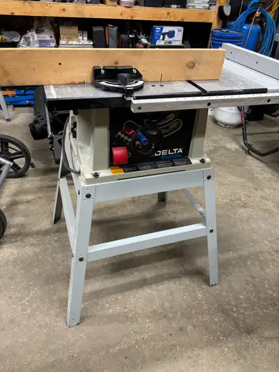 Delta Job Site Table Saw for sale. Good used condition. Comes with miter gauge, fence and small diy...