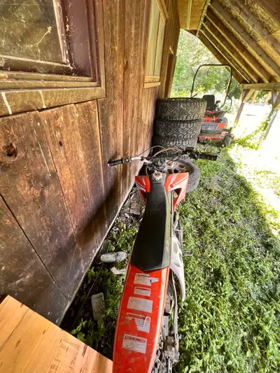 I have a GIO 250 4stroke starts great has a few issues but starts and drive Be willing to trade for...