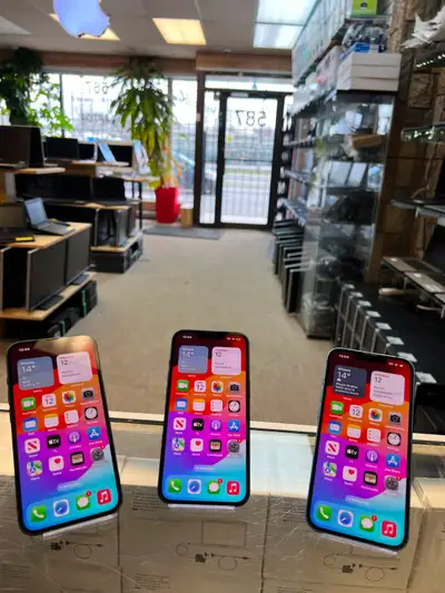 iphone 13 en excellent condition Fonctionne tres bien Garantie Magasin Pour Plus D'info 514-383-2161...