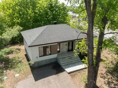 Découvrez cette magnifique propriété qui saura vous séduire dès la première visite. Située dans un s...