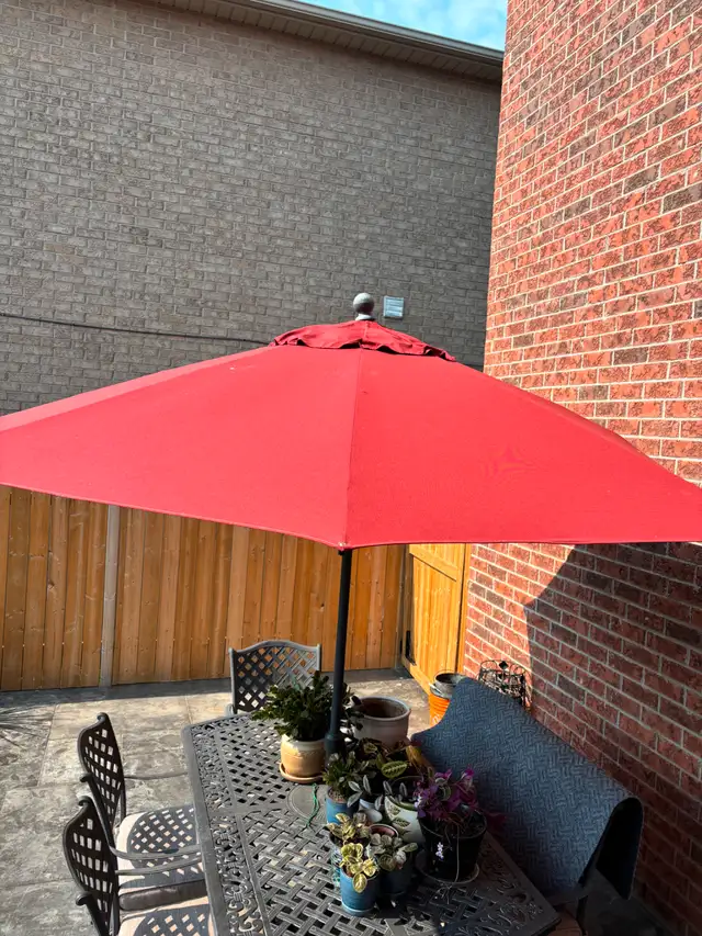 Patio Umbrella with base in Patio & Garden Furniture in Kawartha Lakes - Image 2