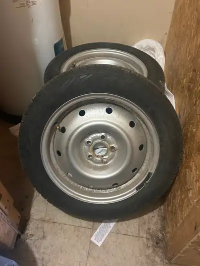 Pneus en très bon état et peuvent rouler plusieurs saisons montés sur roues en acier Étaient sur Sub...