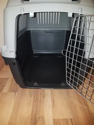 Cage pour chat ou chien a vendre. Utiliser une seule fois donc tres propre et encore comme neuve Je...