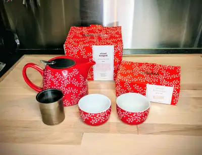 DAVIDsTEA Sleigh Red – Berries Teapot + 2 Cups – Excellent Condi, View more