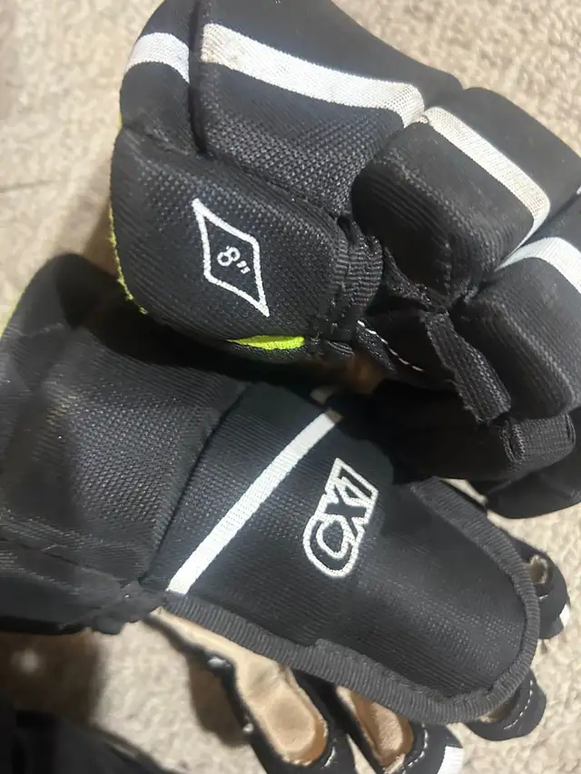 tiny youth hockey equipment  in Hockey in Guelph - Image 3