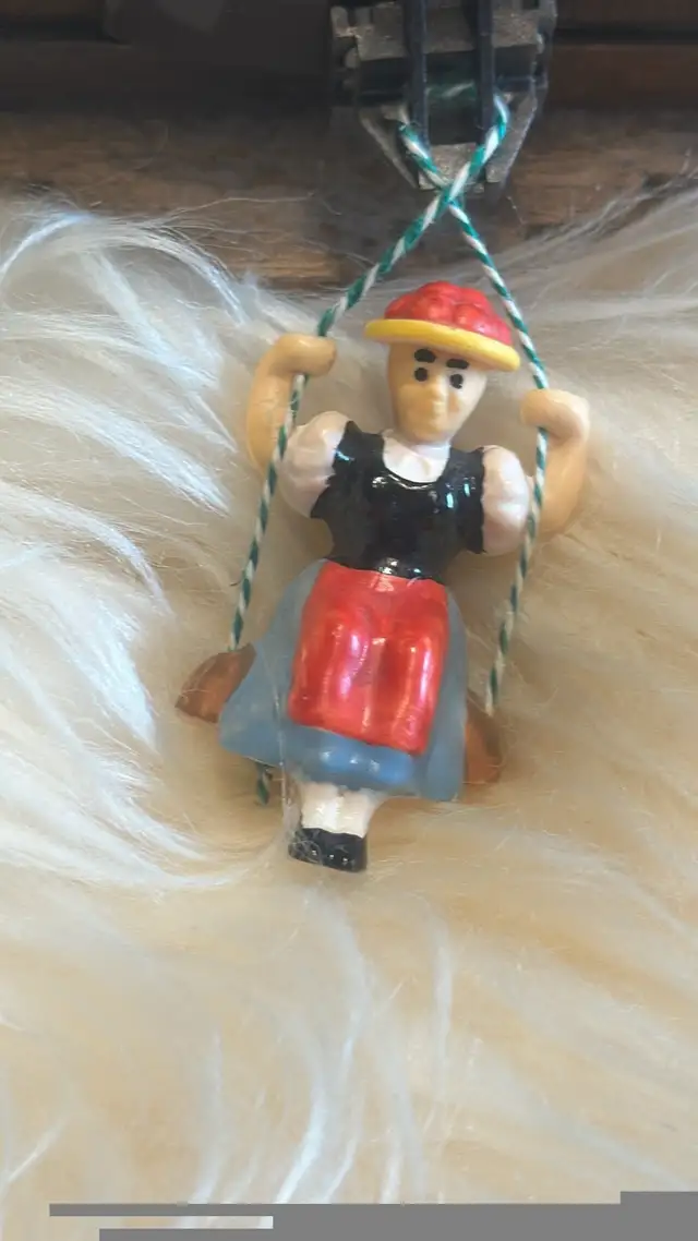 German Chalet swinging girl pendulum clock in Other in Oshawa / Durham Region - Image 8