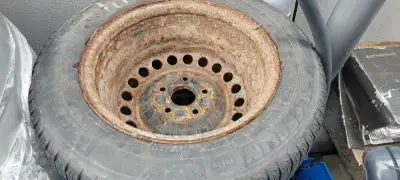 J'offre un ensemble de pneus d'hiver avec rim de dimension 195/65R15. Ces pneus d'hiver, bien qu'aya...