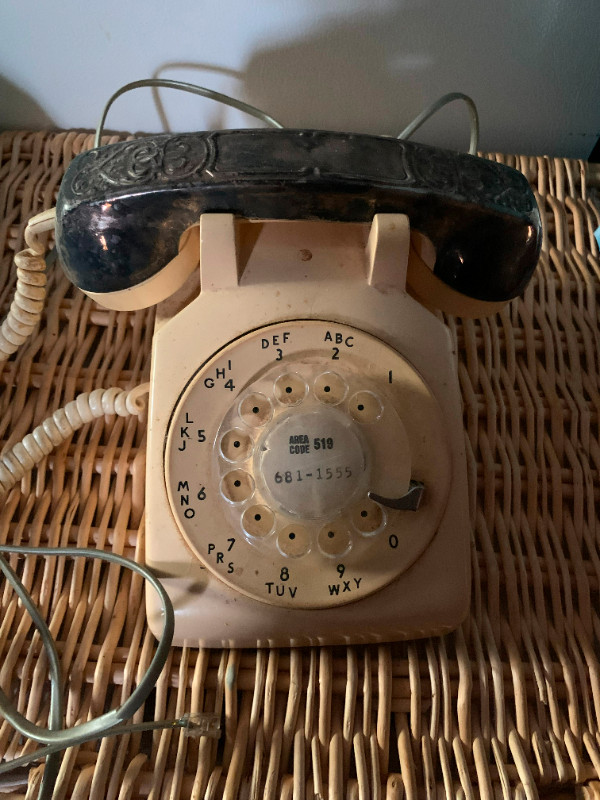 Antique Telephone in Arts & Collectibles in Chatham-Kent