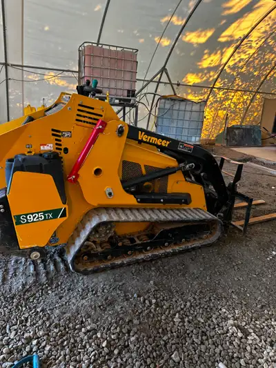 2023 Vermeer 925tx skidsteer , mint condition, 300 hours...42" wide track...$39,450.00 obo, comes wi...