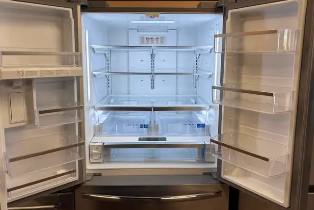 Frigidaire Gallery 36" French Door Fridge (Steel) in Refrigerators in Barrie - Image 3