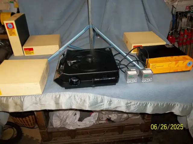 Kodak Carousel Projector with Five Carousel Trays and  Screen in Arts & Collectibles in Grand Bend - Image 3
