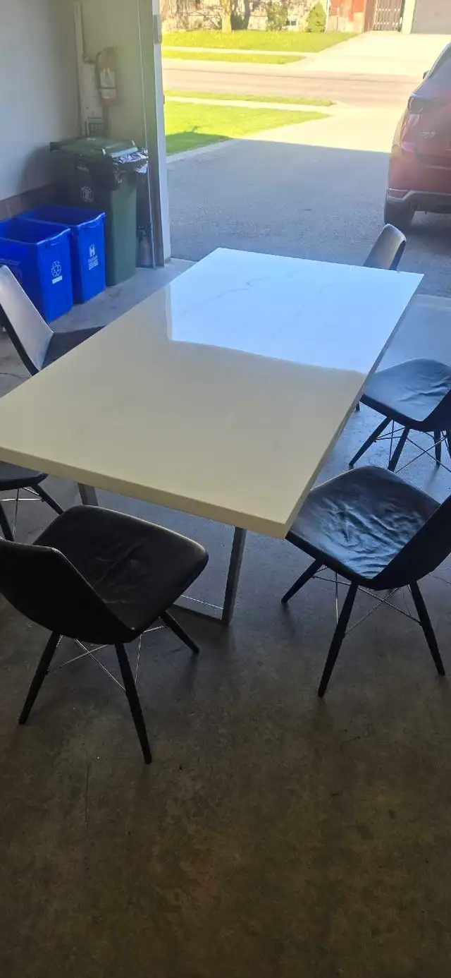 MODERN DINING TABLE WITH CHAIRS in Dining Tables & Sets in Hamilton - Image 3
