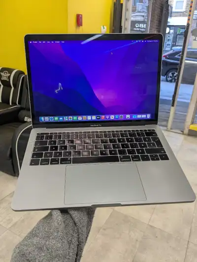 Je vends un MacBook Pro d'Apple en très bon état. Cet ordinateur portable est doté d'un processeur r...