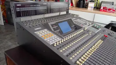 Console-mixeur d'enregistrement YAMAHA 02R entièrement autonome incluant les fonctions (RECORD, PLAY...