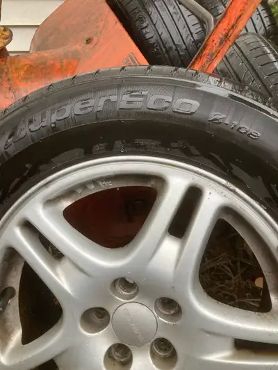 Pneus avec jantes pour Subaru ( 225/60R16 neuves mouin de 150 kL ,raison de la vente le moteur a sau...
